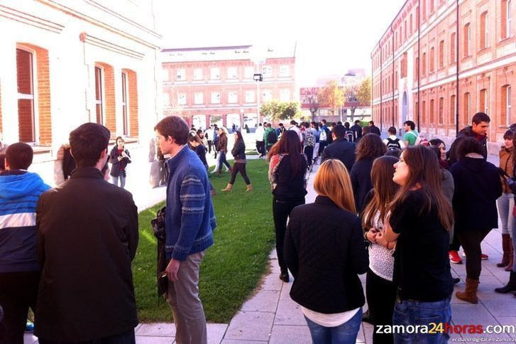  Los estudiantes piden más ayudas ante la subida de las tasas universitarias 