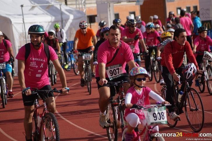  Varios centenares de personas optan por la bicicleta para realizar la prueba 'Mucho x Vivir' 