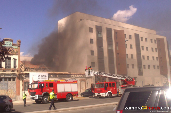  Los bomberos sofocan un incendio en un edificio abandonado en la avenida de la Feria 