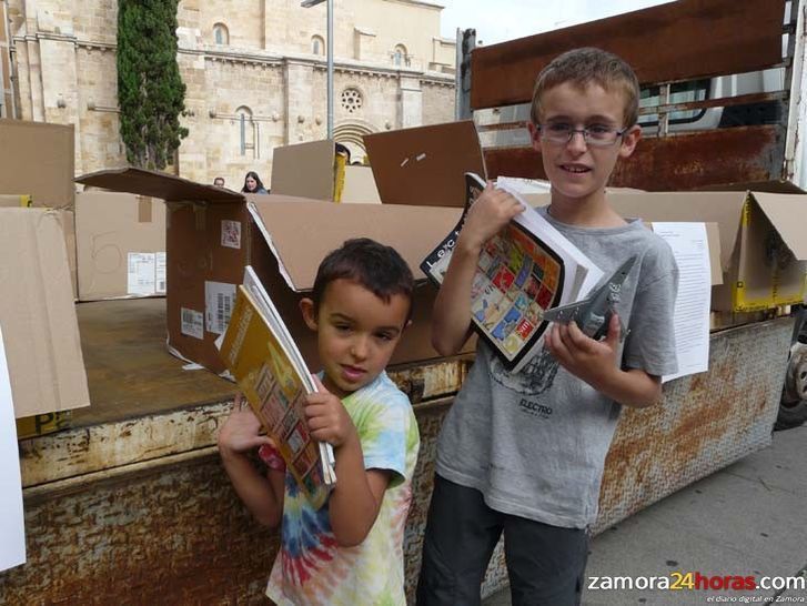  La Asamblea Vecinal de Zamora envía al ministro de Educación 2.000 libros escolares de texto “inservibles” 