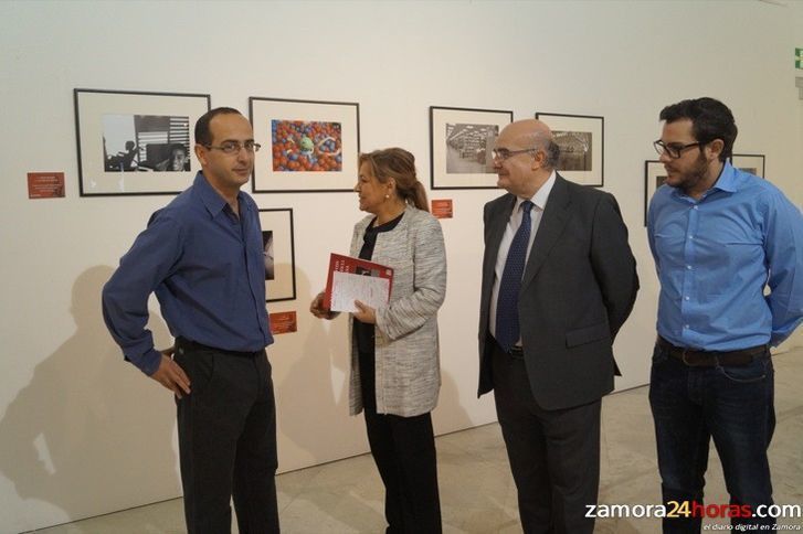  Una exposición muestra en la Alhóndiga a 'Las personas con discapacidad en la vida cotidiana' 