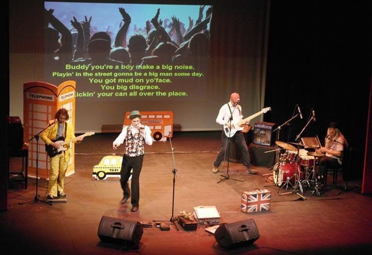  Más de 700 escolares aprenden inglés cantando con José Luis Gutiérrez en el Teatro Principal 