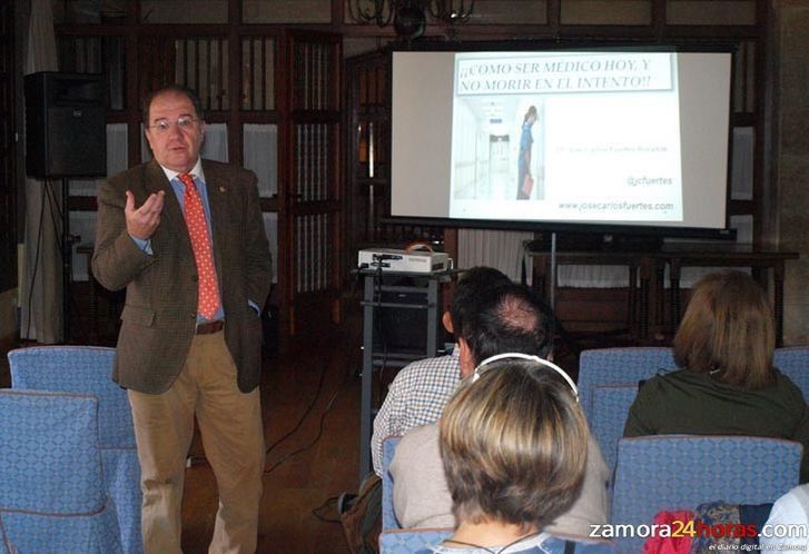  José Carlos Fuertes ofrece una charla  a profesionales médicos para ayudarles a prevenir el estrés laboral 