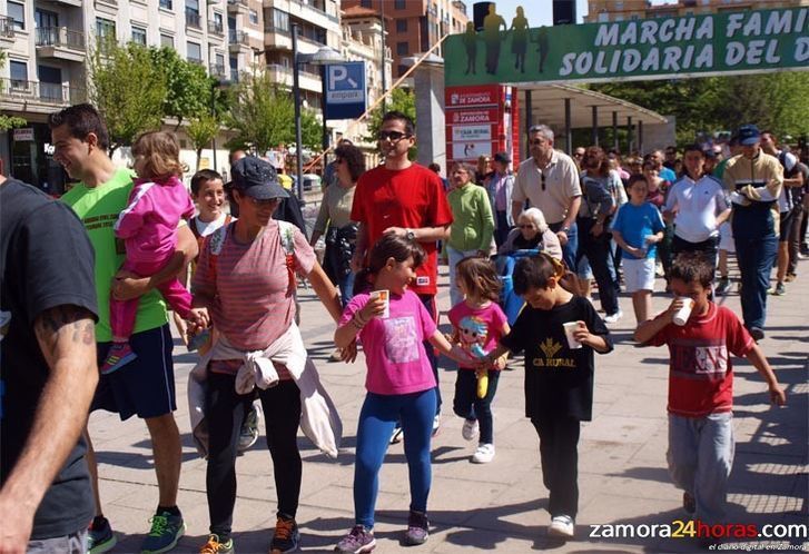  Doscientas personas aprovechan la mañana para hacer deporte solidario en familia 