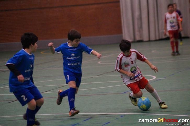  Fútbol sala, buen ambiente y solidaridad en el Manuel Camba 