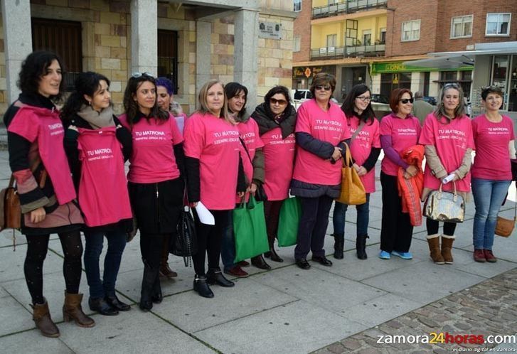  La Asociación de Matronas entrega al consejero las firmas recogidas en la Plaza de la Constitución 