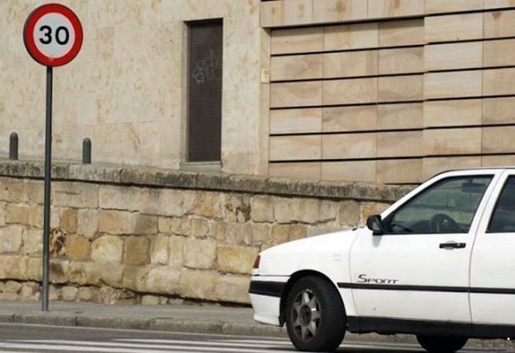  Los nuevos límites de velocidad en las carreteras se retrasan al menos hasta 2015 