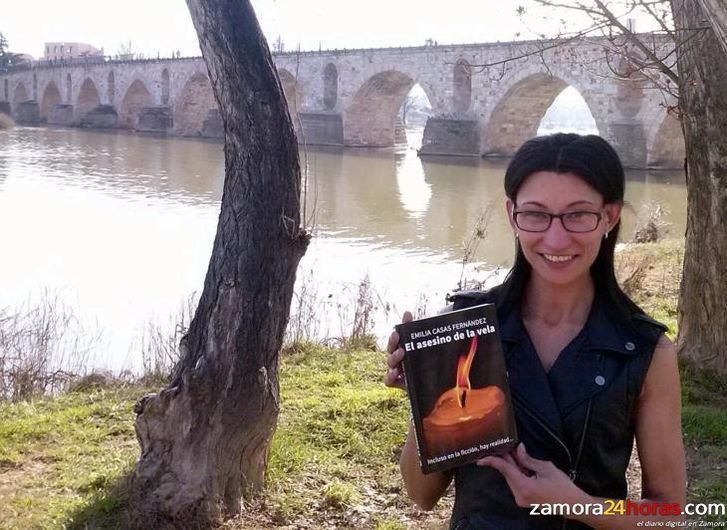  La escritora zamorana Emilia Casas presenta por segunda vez su novela "El Asesino de la Vela" 