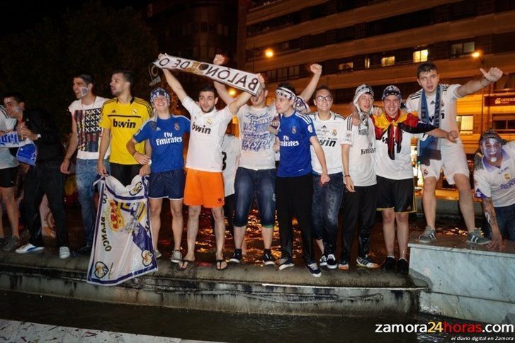  Cientos de madridistas celebran la deseada 'Décima' 