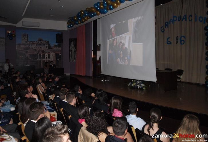  El Salón de Actos de la Milagrosa se queda pequeño para despedir a los alumnos de Bachillerato 