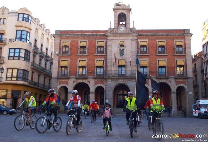  Una treintena de ciclistas zamoranos se unen a la "Marcha en Silencio" 