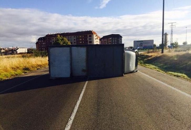  Un herido leve y la carretera del cementerio a San Frontis cortada tras el vuelco de un camión 