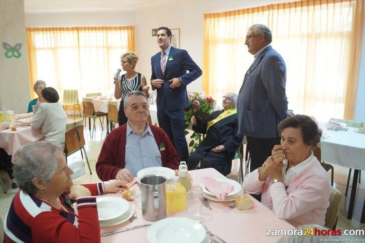  Los usuarios de la Residencia de los Tres Árboles celebran con una comida los 40 años de la instalación 