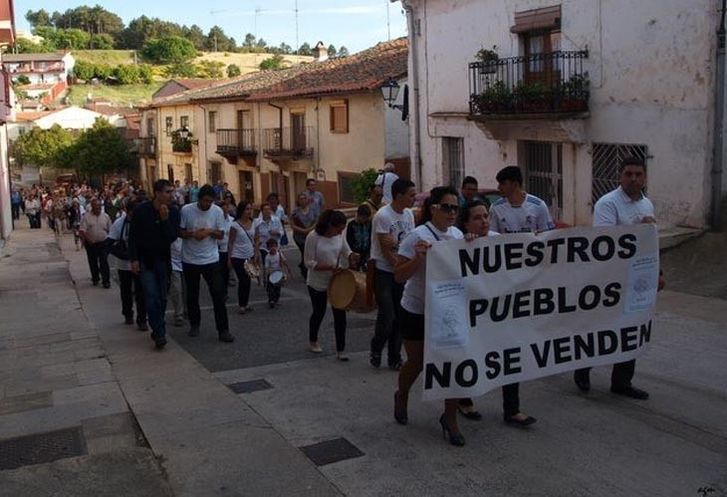  Cerca de 200 personas se manifiestan en Alcañices por la defensa del mundo rural 