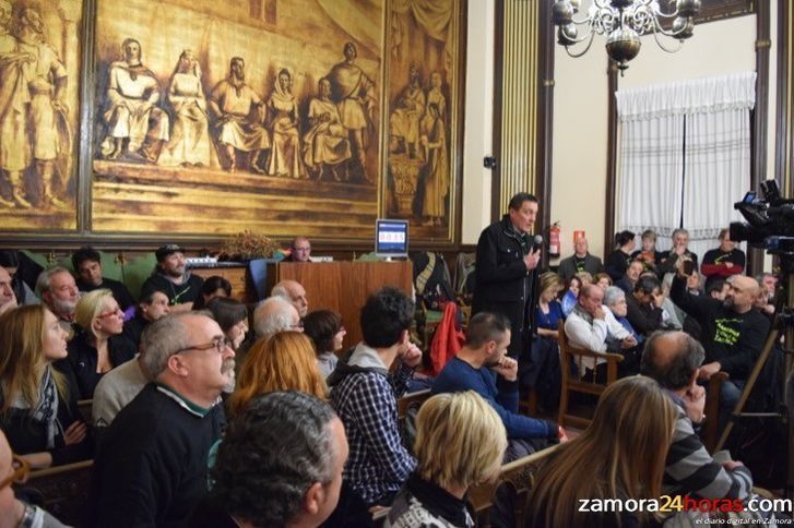  Las federaciones vecinales escenifican en el pleno sus discrepancias 