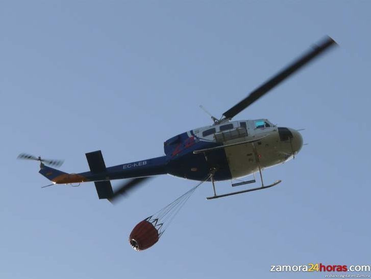  Una decena de helicópteros y más de 70 personas intervienen para controlar el incendio forestal en Cabañas de Aliste 