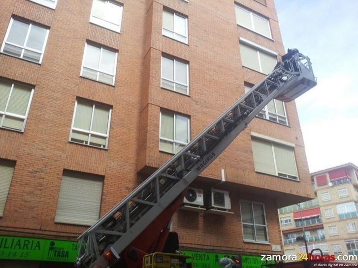  La caída de varios cascotes de un edificio de Luis Ulluoa Pereira obliga a intervenir a los Bomberos 