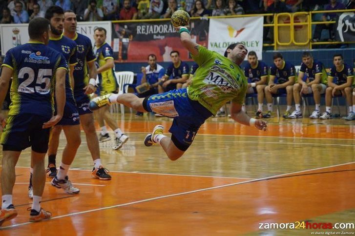  El MMT Seguros Zamora logra un sufrido y trabajado empate ante Cangas (33-33) 