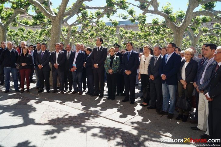  Un centenar de representantes públicos se concentran para condenar el asesinato de Isabel Carrasco 