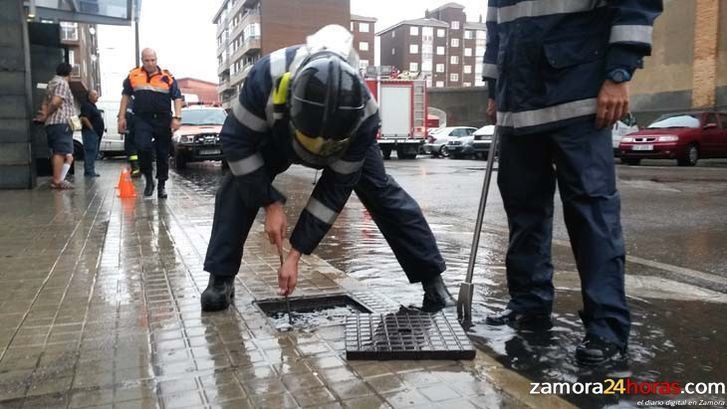  Los Bomberos de Zamora tuvieron que intervenir en 18 puntos de la ciudad por culpa de la tromba de agua 