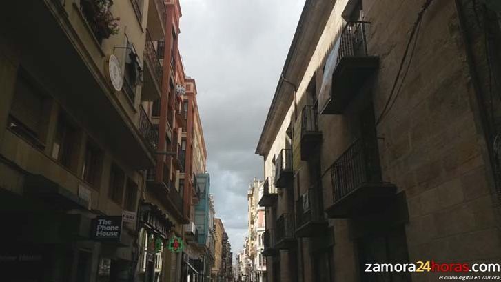  La temperatura desciende diez grados, acompañada por viento y chubascos tormentosos 