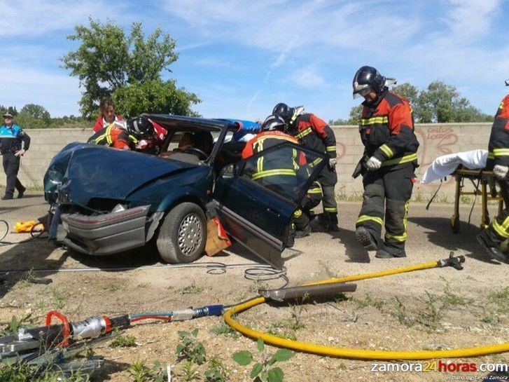  Tres heridos al salirse de la vía el coche en el que viajaban cerca del puente nuevo 