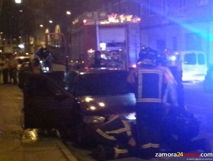  Los bomberos sofocan el fuego de un coche incendiado en la calle Doctor Villalobos 