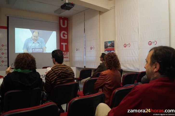  Varios simpatizantes de Podemos siguen en directo la Asamblea ciudadana que se celebra en Madrid 