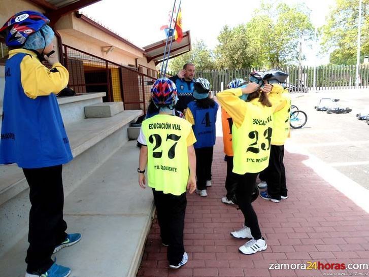  El Ayuntamiento de Benavente imparte clases prácticas y teóricas a escolares sobre el uso correcto de las bicicletas 