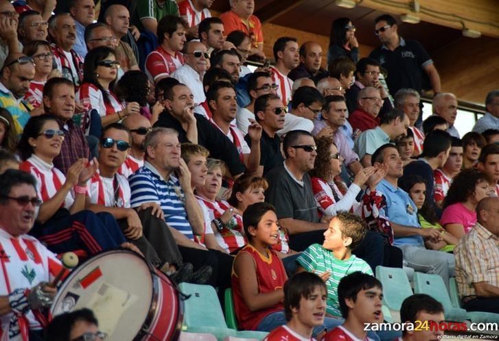  Los seguidores alentaron al equipo y se desesperaron con el colegiado 