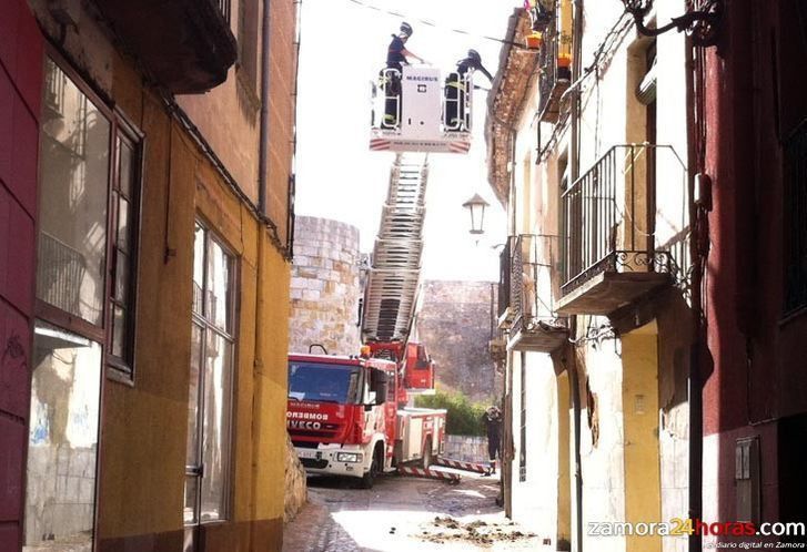  Los Bomberos aseguran la cornisa de una casa de la Cuesta San Bartolomé 