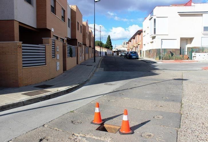  El Ayuntamiento deberá pagar 714 euros a un ciudadano que reventó la rueda de su coche con una alcantarilla 