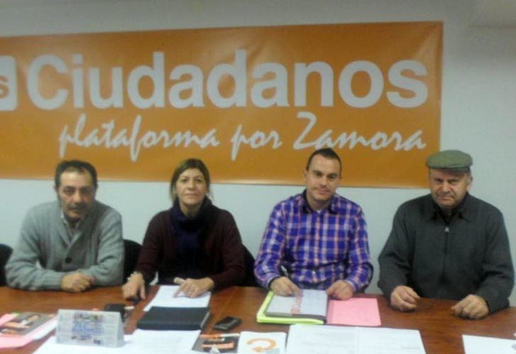  Ciudadanos de Zamora escucha las peticiones de los comerciantes del Mercado de Abastos 