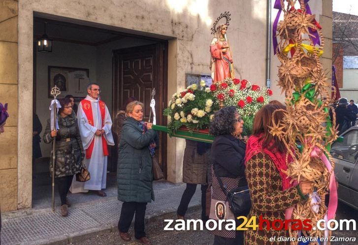  Las águedas de San Lázaro sacan en procesión a su santa 