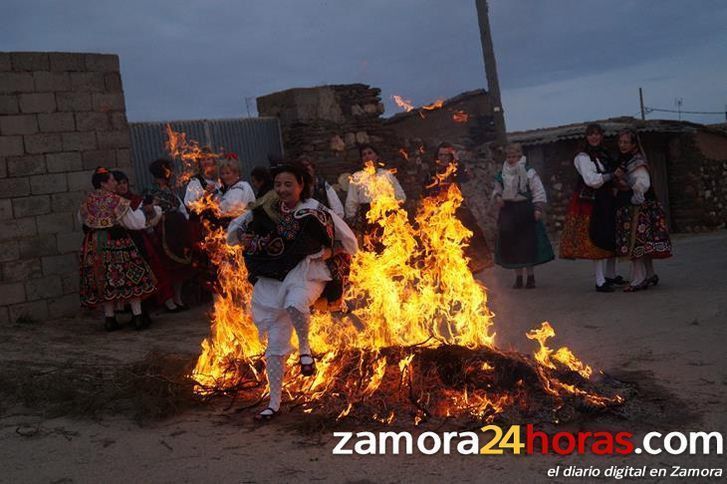  Las águedas de Andavías se elevan por encima del fuego 