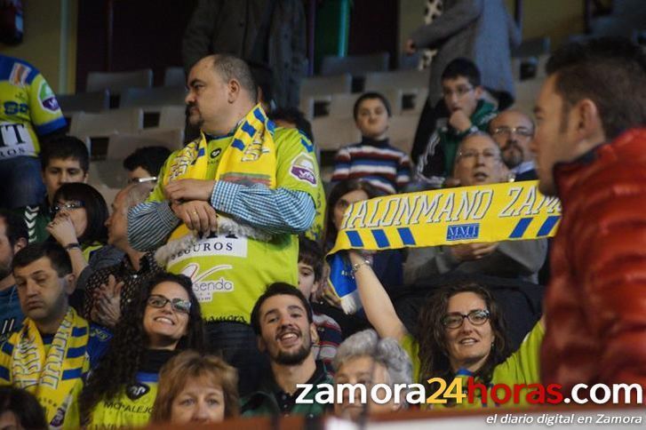  Cerca de 200 gargantas se dejaron la voz para animar al equipo 