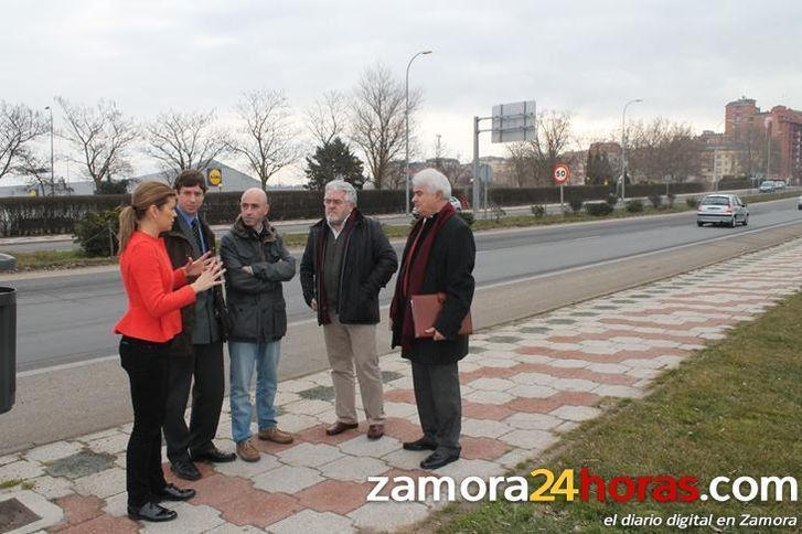  Clara San Damián visita un tramo de la avenida Cardenal Cisneros con necesidad de mejoras 