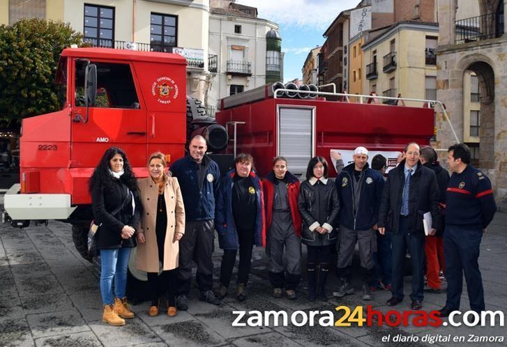  El Ayuntamiento entrega un vehículo a Bomberos en Acción y a la Asociación Zamorana con el Sáhara 