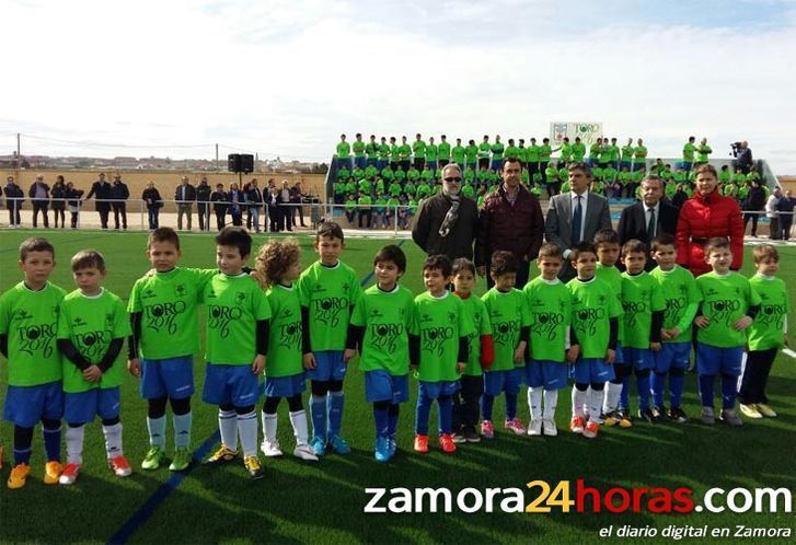  Los toresanos disfrutan desde hoy del campo de fútbol V Centenario 