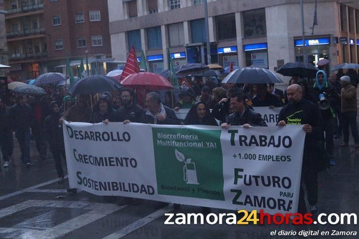  La lluvia desluce la manifestación a favor de la Biorrefinería 