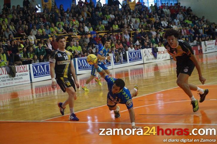  Los jugadores ya miran al partido de Aranda 