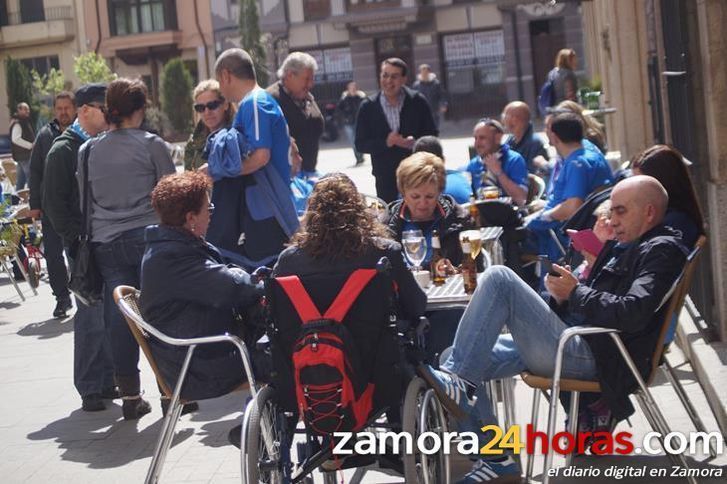  La afición del Real Oviedo llena las calles y las terrazas de la capital 