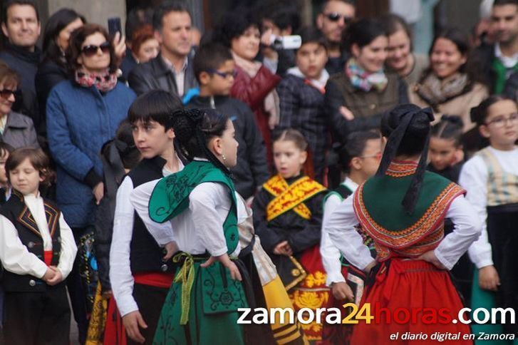  El grupo Doña Urraca celebró el Día de la Danza con una actuación en la Plaza Mayor 