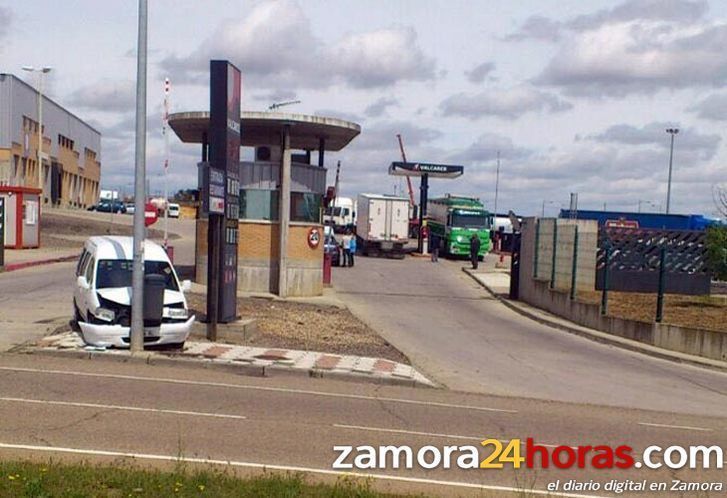  Herido leve un conductor que empotró su furgoneta con una farola en el centro de transportes 