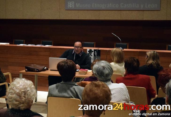  El Ateneo Cultural de Alcázar de San Juan participa en una lectura ininterrumpida de poesía en el Etnográfico 