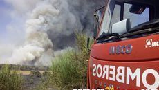  Más de una veintena de medios luchan para extinguir un incendio en Limianos de Sanabria 