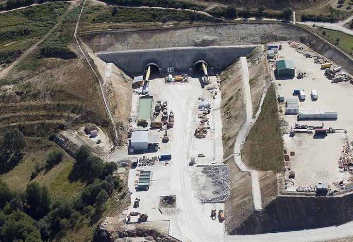  Adif concluye la perforación de la vía derecha del Túnel de A Canda 