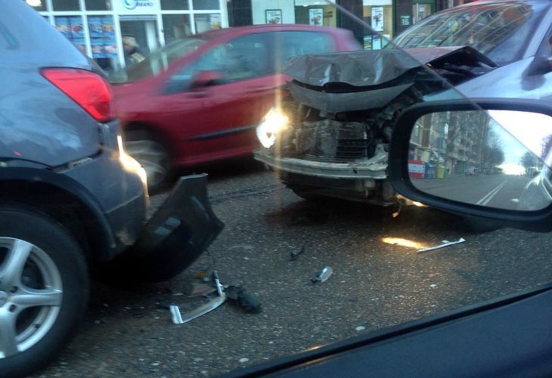  Aparatoso choque por alcance en la Avenida Requejo 