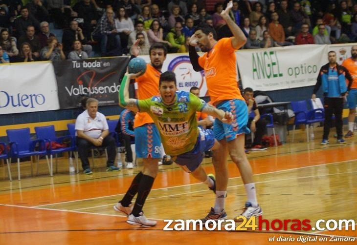  Los jugadores celebran un triunfo que les permite seguir "metidos en la lucha" 