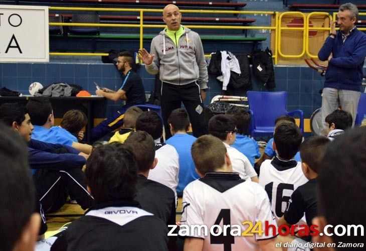  Los jugadores del River aprenden de las enseñanzas de Juanito, técnico del Palma Fútsal 